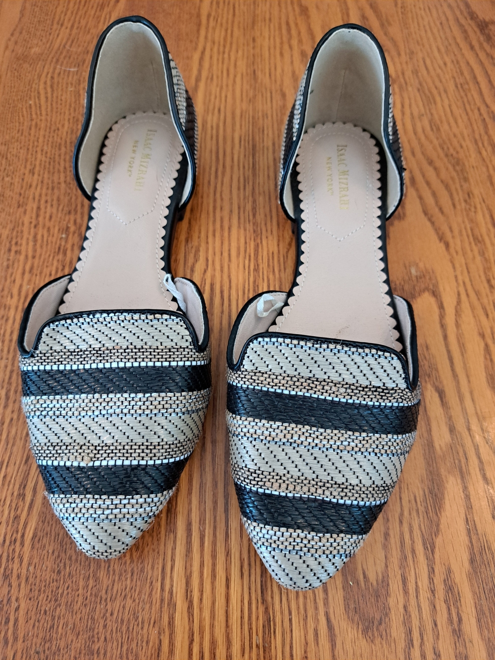 ❤️6/$16❤️NWOT Pointed D'Orsay Flat in Black and Cream